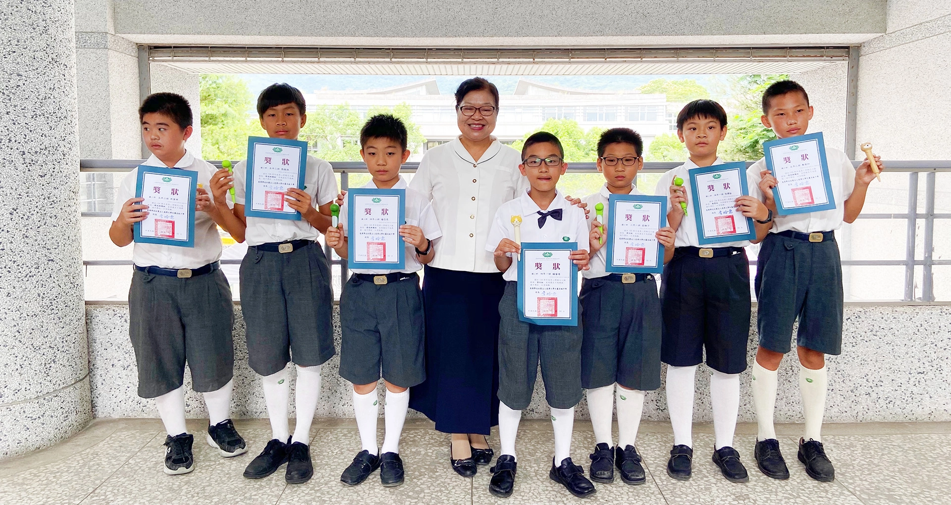 慈濟大學附屬高級中學附設國民小學部108學年度第二學期優秀小志工表揚活動，9日上午在會議室辦理，76位小志工獲得獎狀與紀念品。