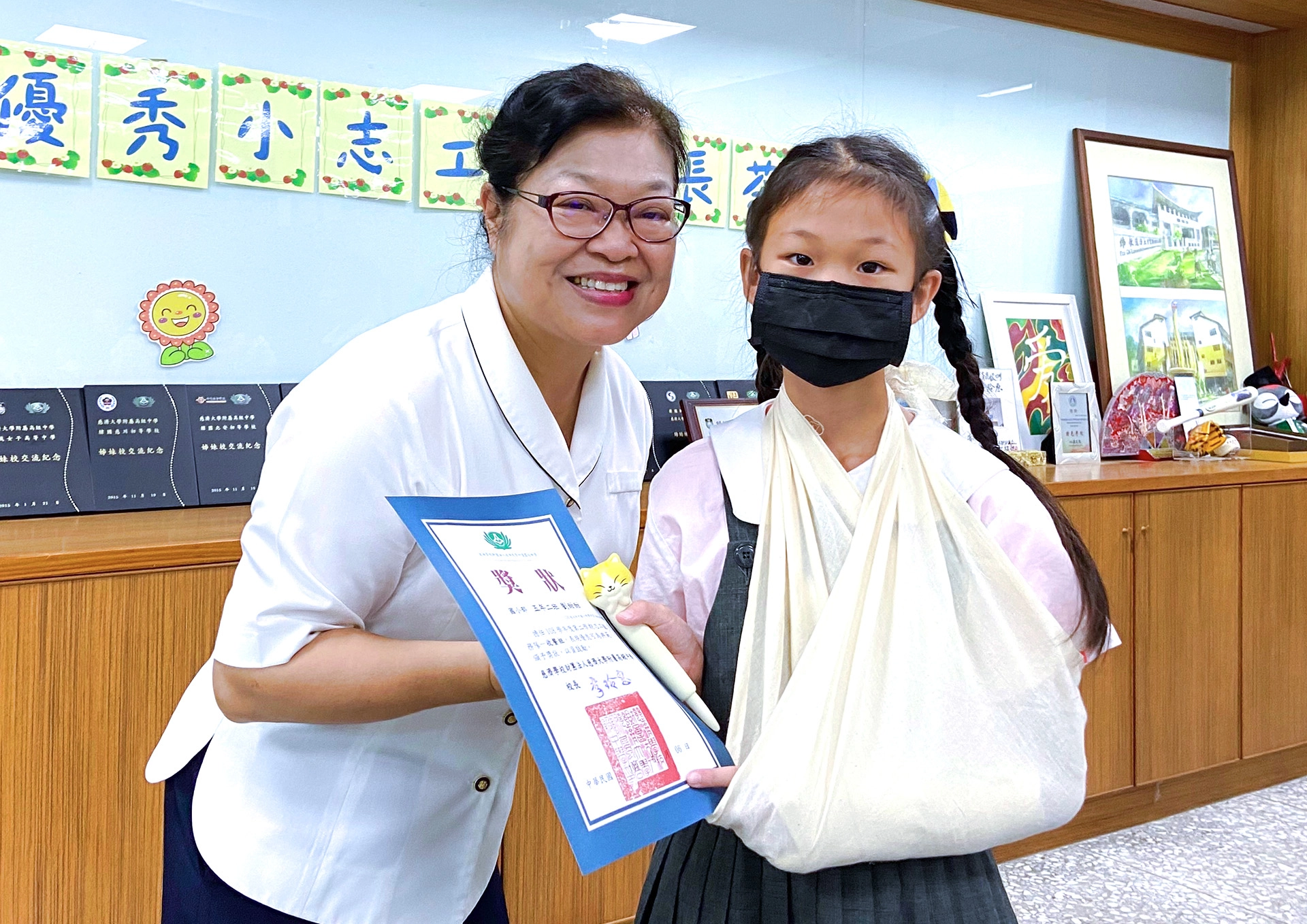 劉甜甜因收餐時不小心弄傷手，即使受傷仍願意繼續服務，她說：「服務過程是快樂，能學習包容與感恩，只要我能力所及，我要繼續幫助別人。」