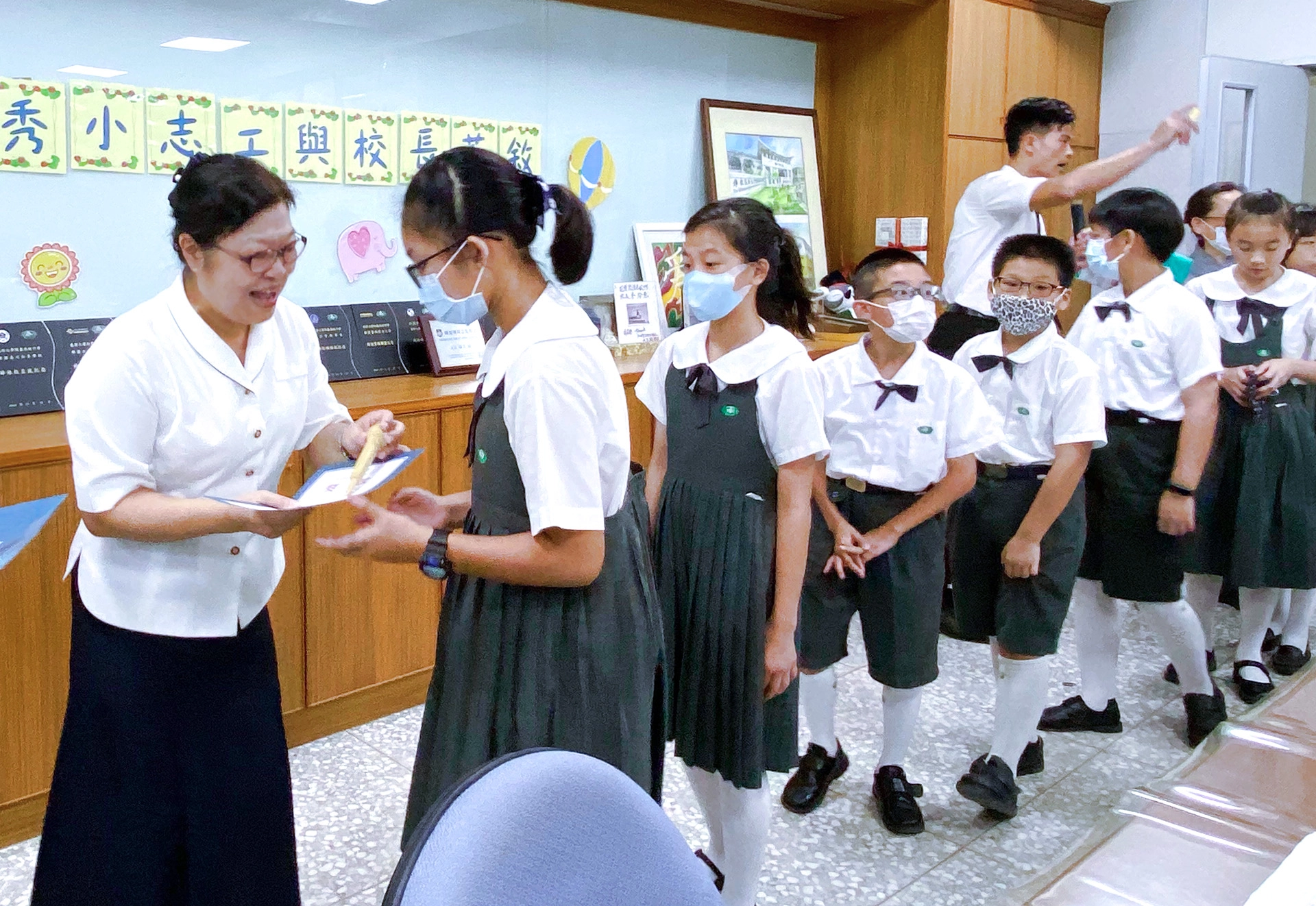 慈濟大學附屬高級中學附設國民小學部108學年度第二學期優秀小志工表揚活動，9日上午在會議室辦理，76位小志工獲得獎狀與紀念品。