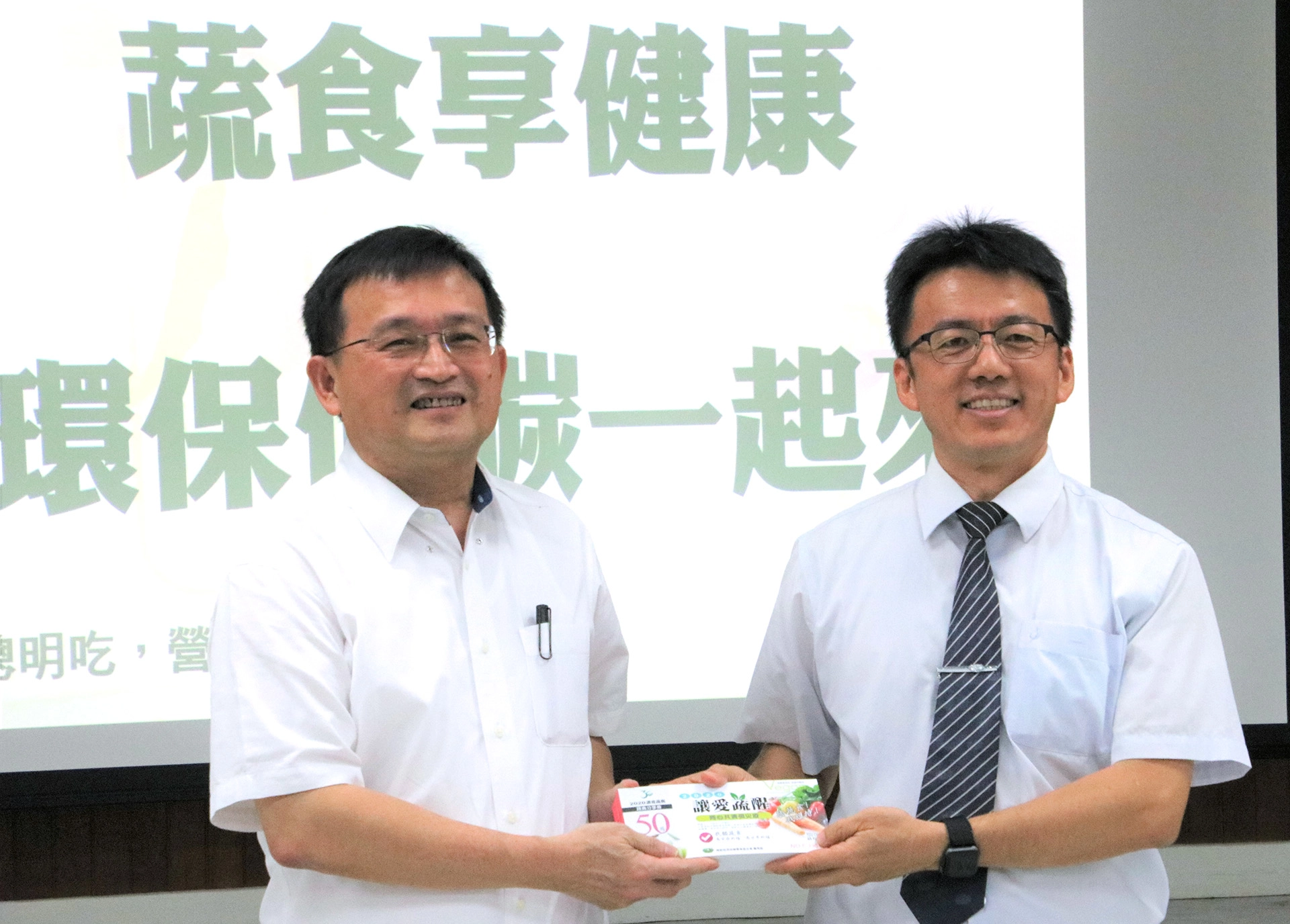 慈濟志工提供「蔬食券」，邀約大家到加入活動的台南2百多家蔬食店用餐，即享有折價。