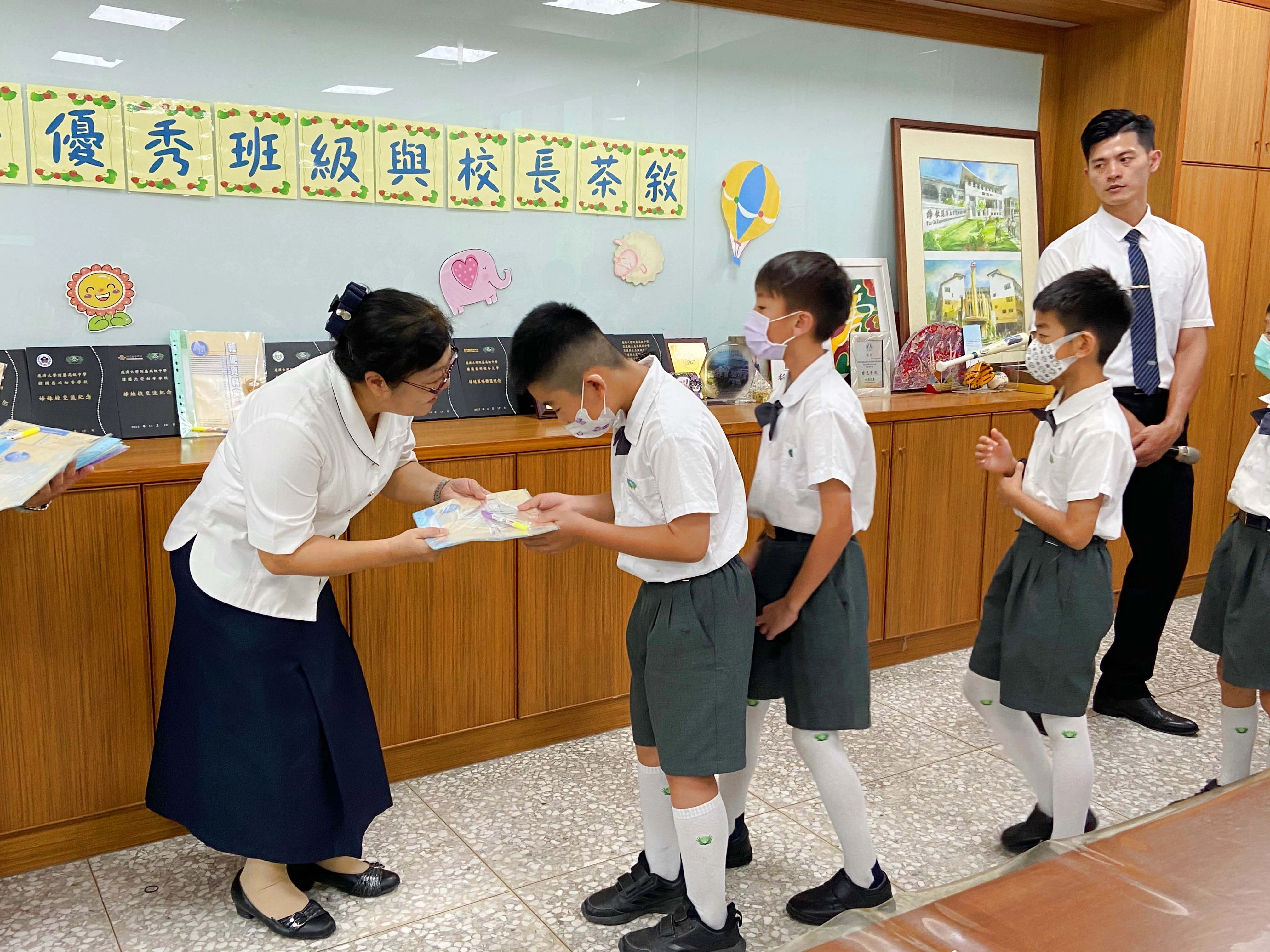 慈濟大學附屬高級中學附設國民小學部108學年度第二學期生活榮譽競賽班級表揚活動，個班級59位學生開心領獎，這份獎項代表著大家的堅持與努力。