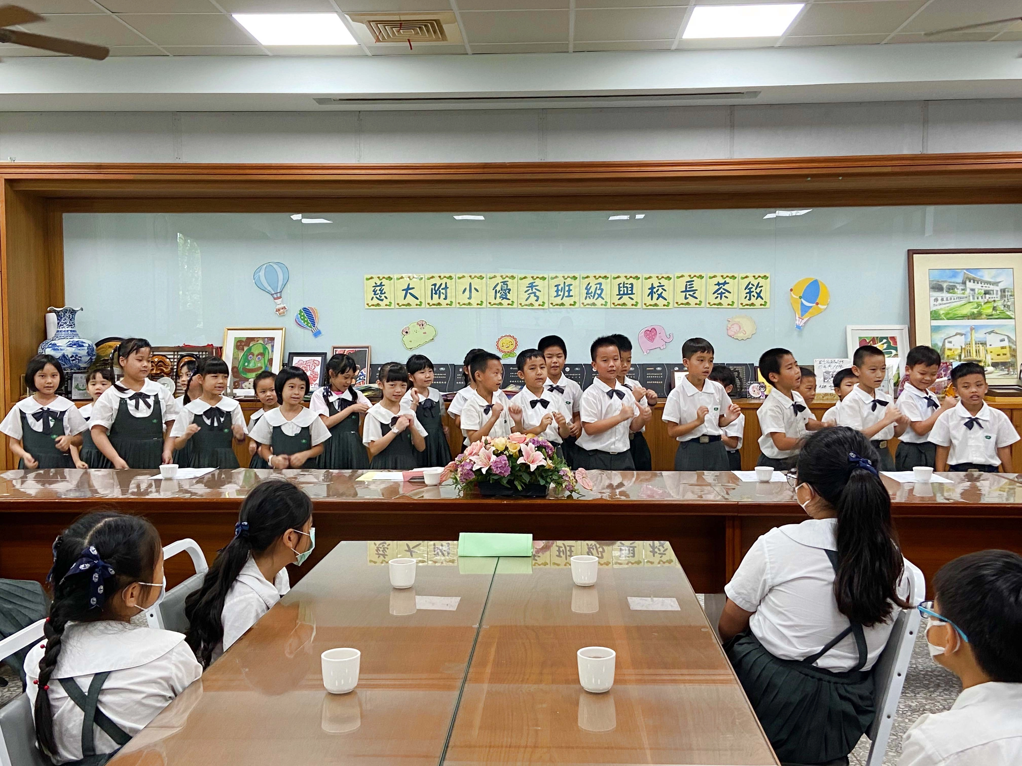 慈濟大學附屬高級中學附設國民小學部108學年度第二學期生活榮譽競賽班級表揚活動，個班級59位學生開心領獎，這份獎項代表著大家的堅持與努力。