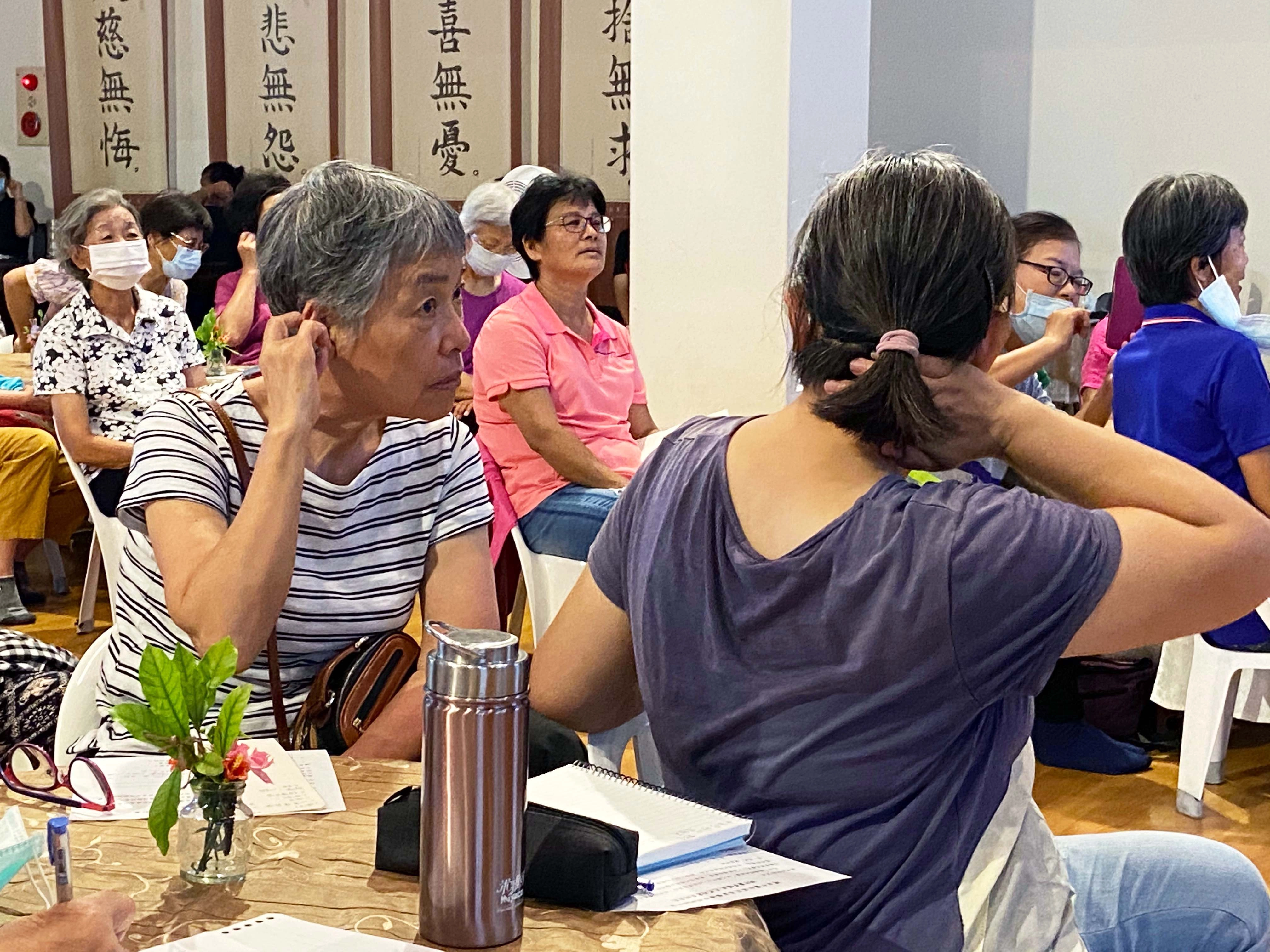 活動中大家一同檢查自己的身體，並學習護心操。