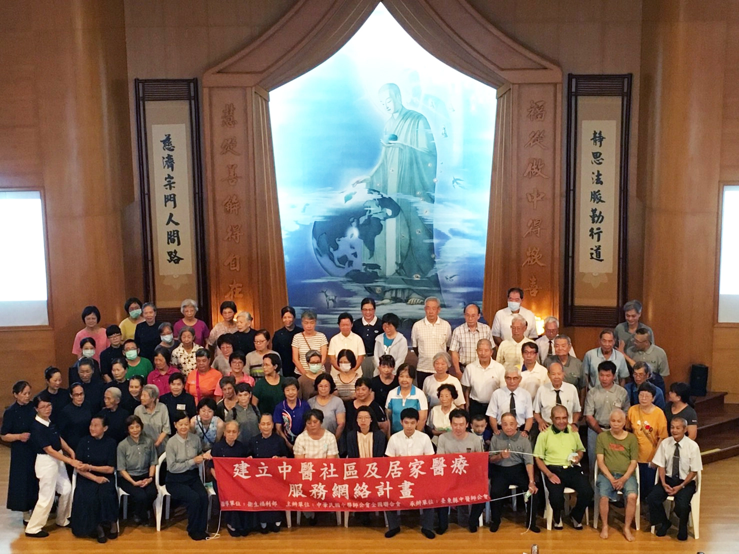 大家合影留念。