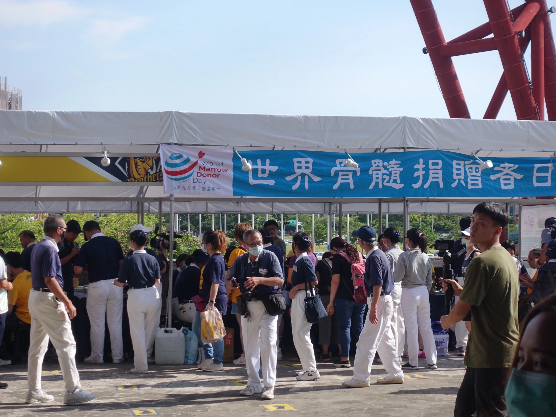 7月11日中職邀請慈濟在台中洲際棒球場推廣骨髓幹細胞建檔，傍晚立刻集滿超過100支。