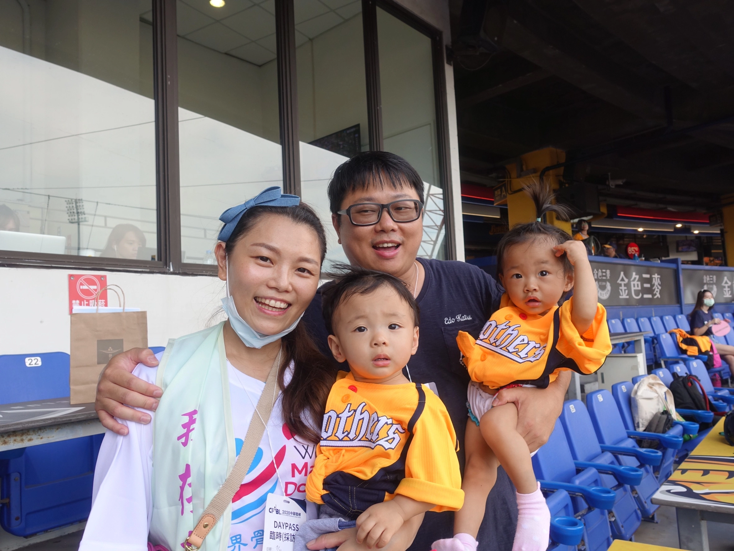 李亞倪(左)與先生帶著1歲多的龍鳳胎前來台中洲際棒球場，以自己恢復健康的經驗鼓勵病友。