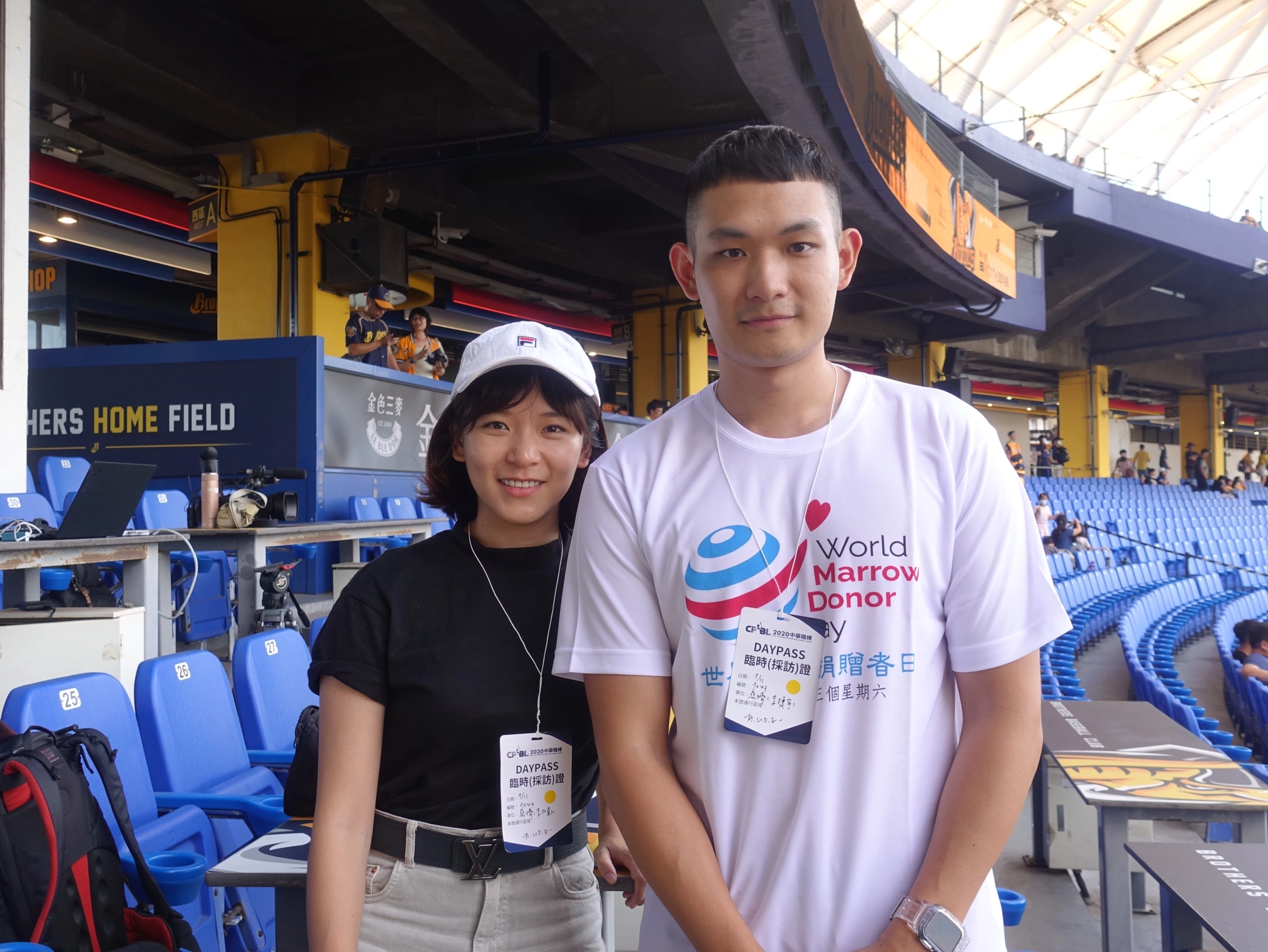 李捷宇(右)與姊姊前來台中洲際棒球場，李捷宇表示之前比較常打籃球，今天也特別連練習開球。