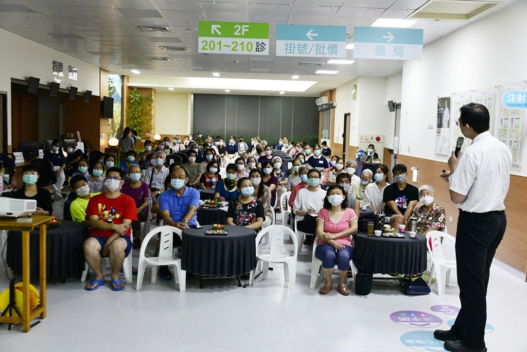 嘉義慈濟診所7月11日晚間舉辦首場醫療健康講座，由腎臟科主任兼診所負責人蔡任弼醫師主講「顧腎有保佑」！