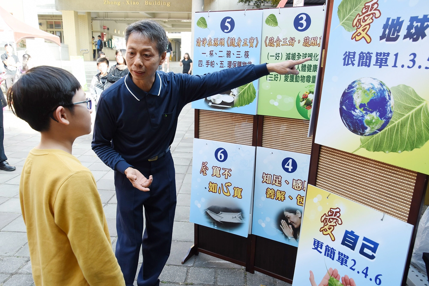 周錦志除了自己做環保，也到處分享環保概念。(攝影：王芊俋)