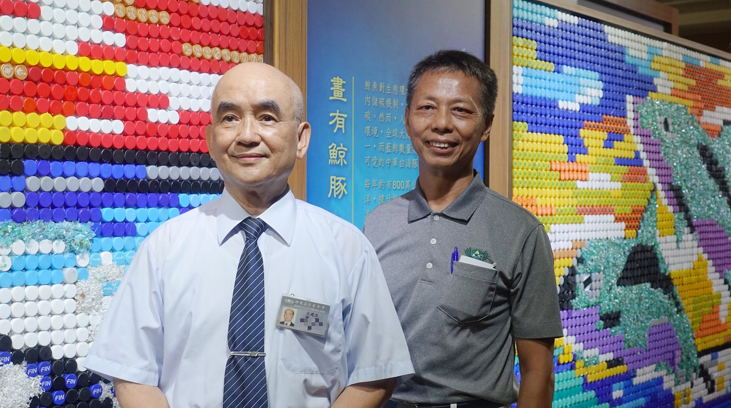 台中慈濟環保30年特展中，慈濟志工王建忠(左)用回收的寶特瓶蓋設計出五彩繽紛的鯨豚出水圖。(攝影：陳誼謙)