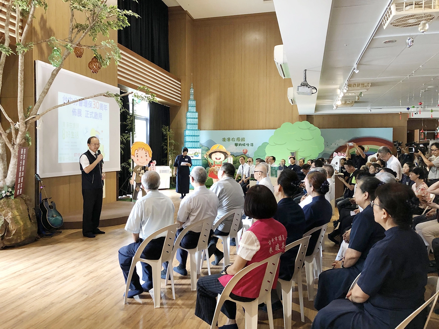2020年7月15日在台中靜思堂為慈濟環保30年特展開幕。(攝影：許美惠)