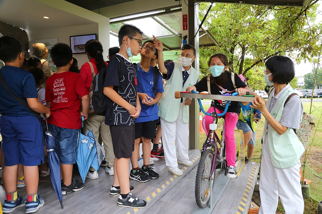 嘉義市科學168「嘉香最科學」教育博覽會，在7月16日早上正式在嘉義市港坪國小開展，精彩的闖關活動吸引排隊人潮。