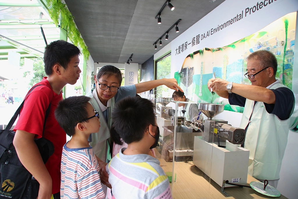 嘉義市科學168「嘉香最科學」教育博覽會，在7月16日早上正式在嘉義市港坪國小開展，生動與互動式內容吸引不少學生參觀。