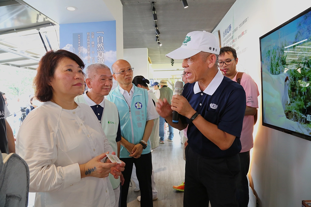 嘉義市科學168「嘉香最科學」教育博覽會，在7月16日早上正式在嘉義市港坪國小開展，嘉義市長黃敏惠(左一)特別到慈濟「行動環保教育車」參觀。