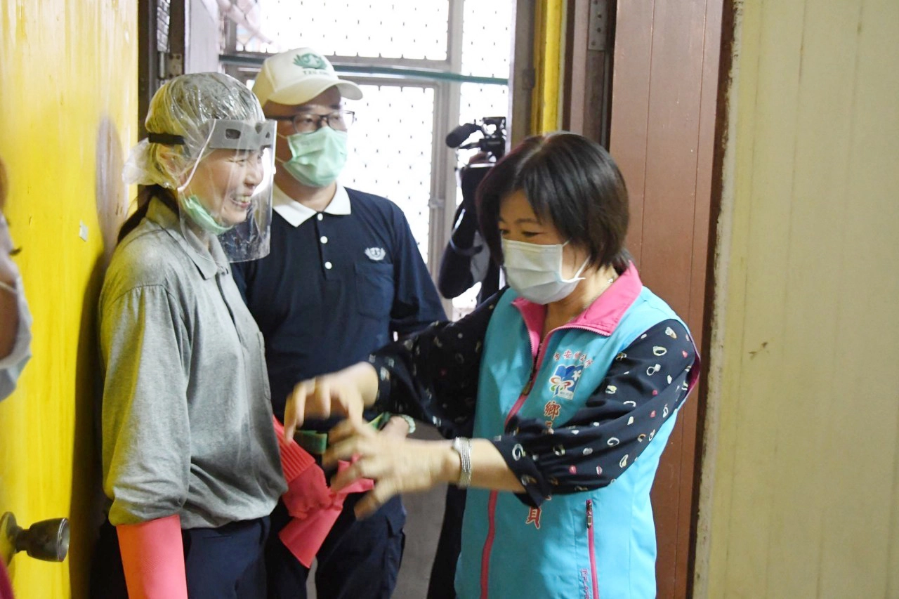 游淑貞與慈濟為弱勢家庭換新妝。