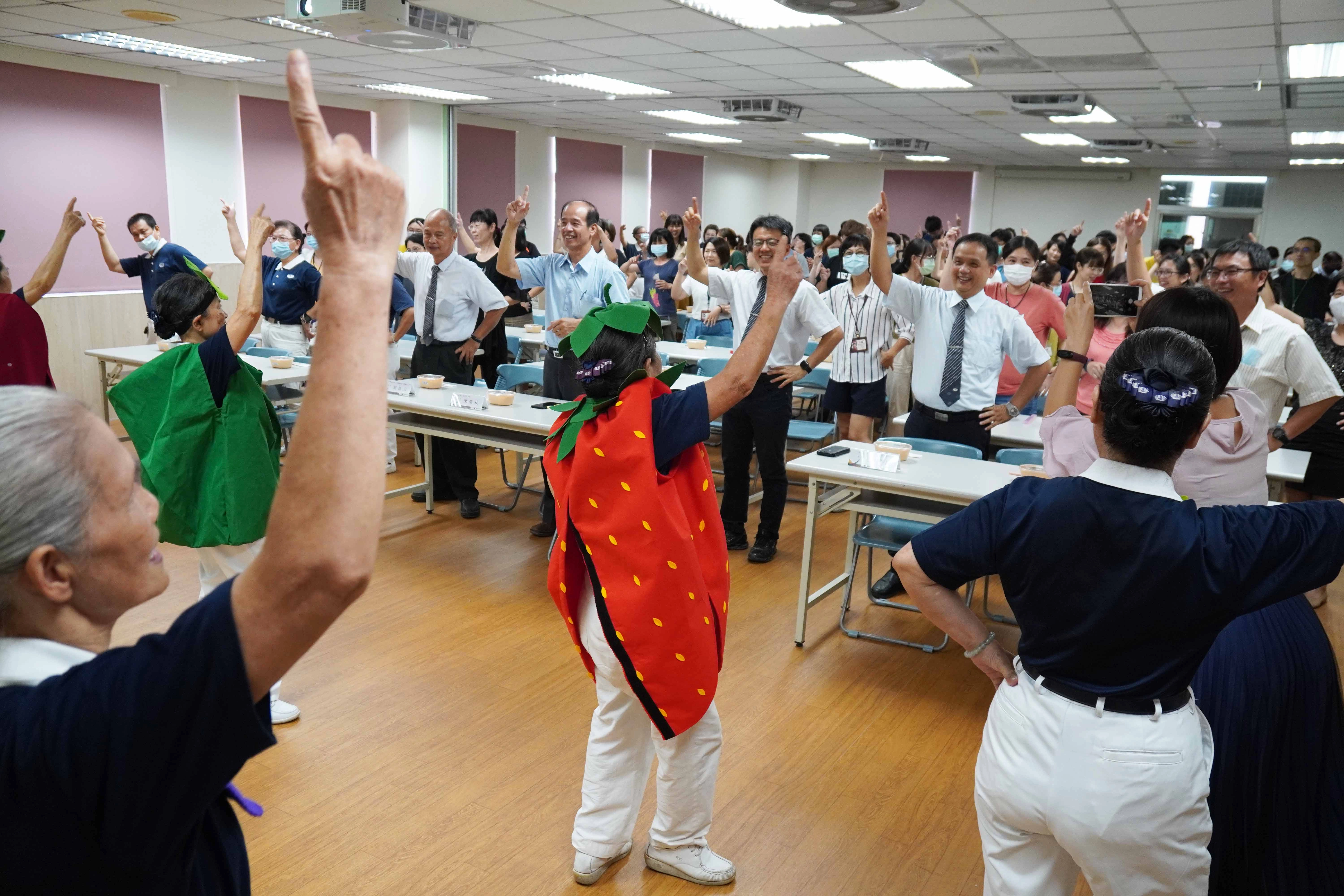 在「燃燒吧！蔬菜」的熱情音樂聲中，一群阿嬤級志工身著蔬果裝，為臺南市政府社會局週一蔬食日活動熱鬧開場。
