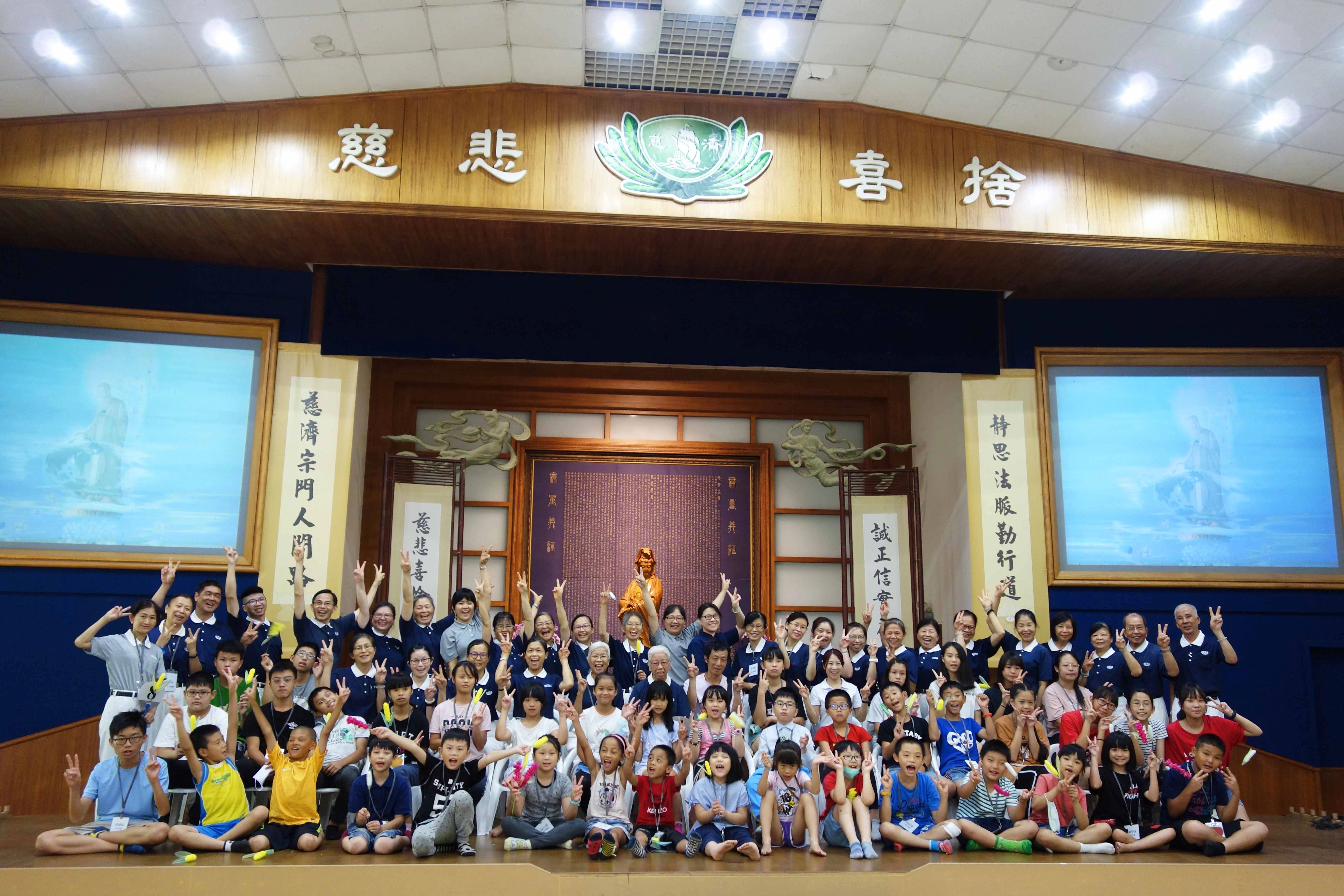 慈濟基金會表示，暑期生活小達人營隊主要是針對慈濟陪伴、關懷的弱勢家庭孩子為招生對象，學員年齡從國小到高中(含應屆畢業)，在桃園已是第二年舉辦，去年營隊主軸在於訓練孩子們的基礎家事能力，除了可以照顧自己也可以幫忙家中長輩家務工作，今年則是以緊急逃生技巧、環保為主軸。