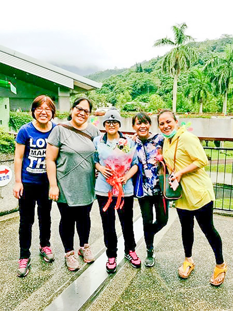 參加阿旻國中畢業典禮並留下合影，左起：花蓮慈院兒科病房劉淳吟專科護理師、李依蓉護理長、阿旻、鄭雅君督導、阿旻媽媽。