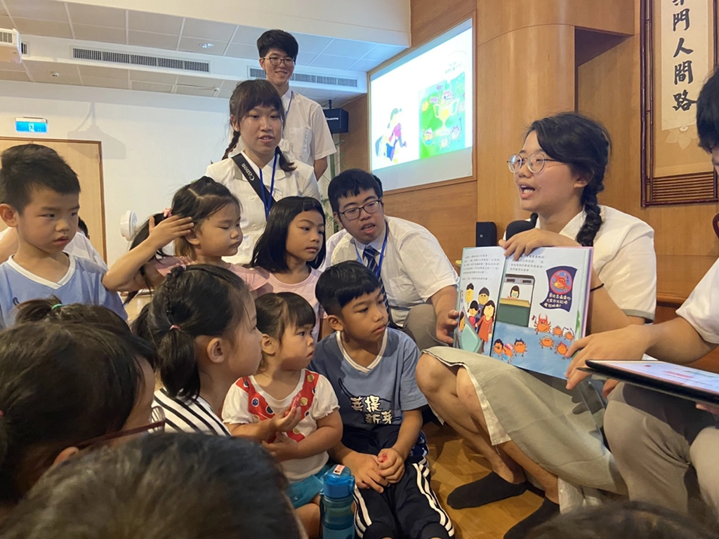 十九日在臺東靜思堂親子共讀，慈大的學生志工進行繪本導讀，每個小朋友都認真聆聽。