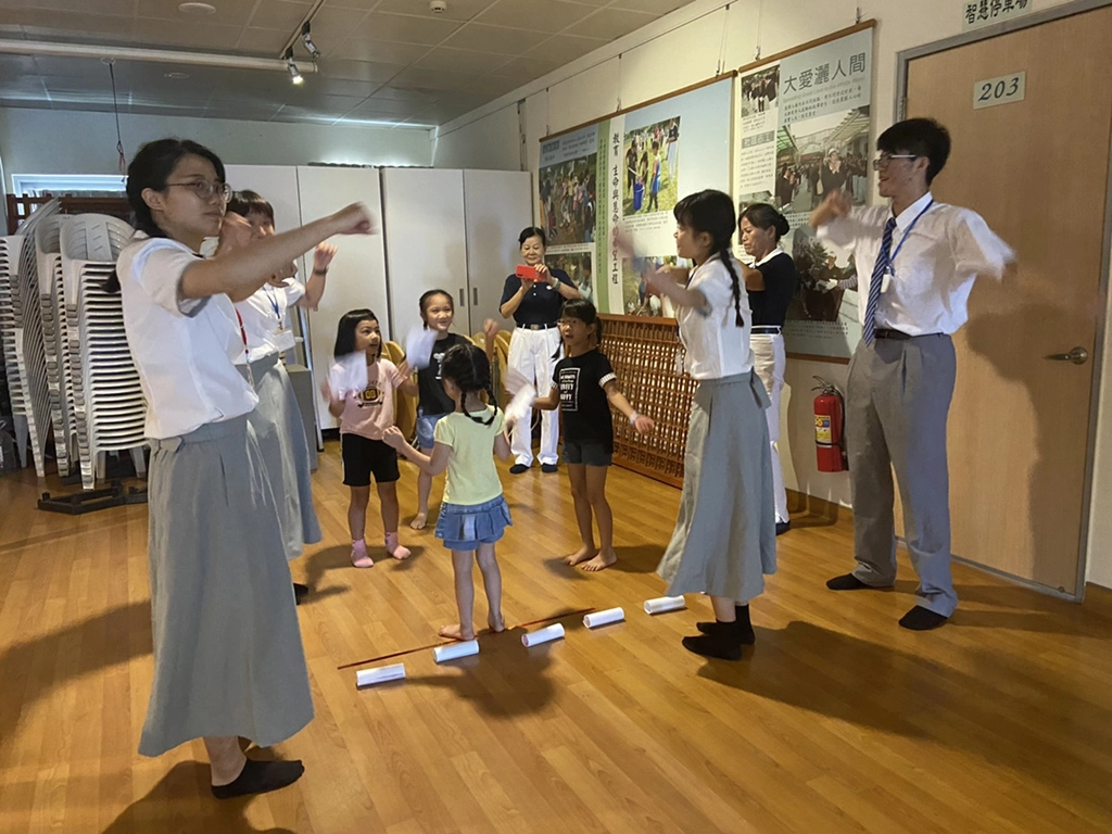 慈大醫學系的學生志工進行闖關活動，大哥哥大姊姊帶領每個小朋友唱唱跳跳。