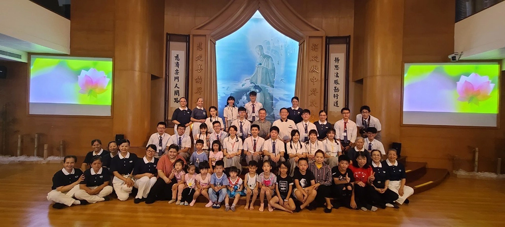 7月19日臺東靜思堂親子共讀活動上，慈大的學生志工與臺東志工，家長與小朋友們一同合影留念。