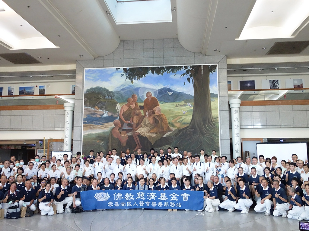 大林慈濟醫院20周年系列活動開跑，19日舉辦擴大往診，由院長賴寧生帶領院內醫師、護理師、藥師、行政團隊、慈濟訪視志工、雲嘉南區人醫會成員等二百多人，分別以25條動線前往雲嘉南區各地。