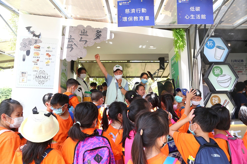 慈濟行動環保教育車在嘉義市「科學168教育博覽會」展場中，湧現排隊闖關參訪人潮。