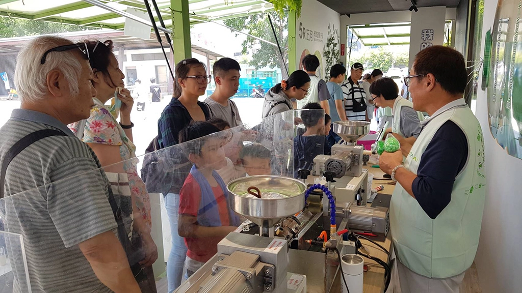 慈濟行動環保教育車在嘉義市「科學168教育博覽會」展場中，湧現排隊闖關參訪人潮。