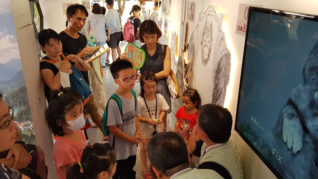慈濟行動環保教育車在嘉義市「科學168教育博覽會」展場中，湧現排隊闖關參訪人潮。