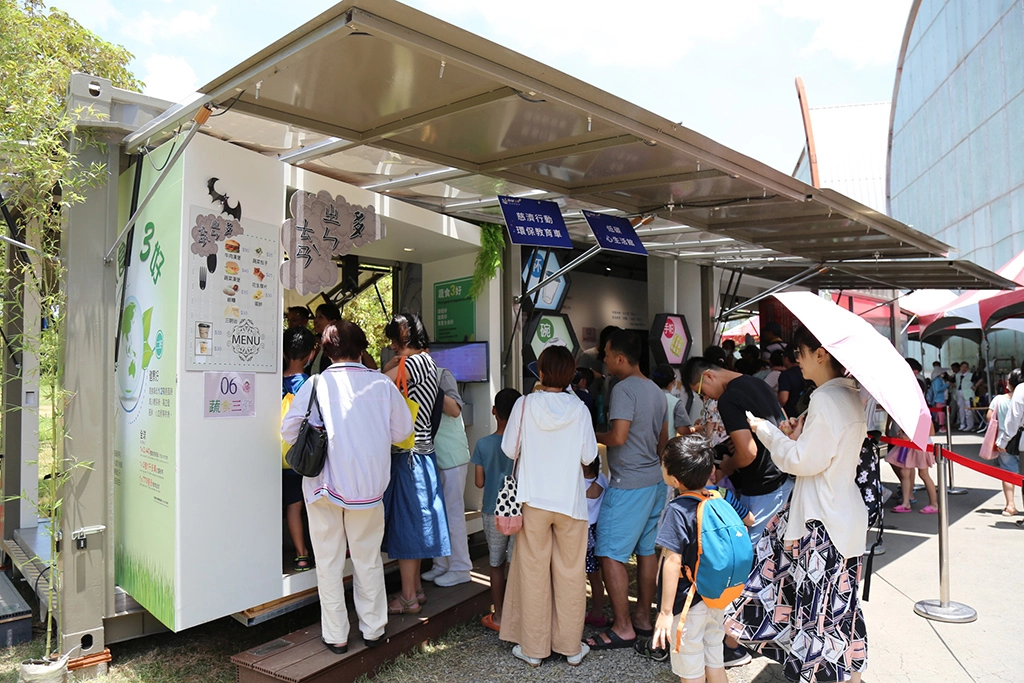 慈濟行動環保教育車在嘉義市「科學168教育博覽會」展場中，湧現排隊闖關參訪人潮。