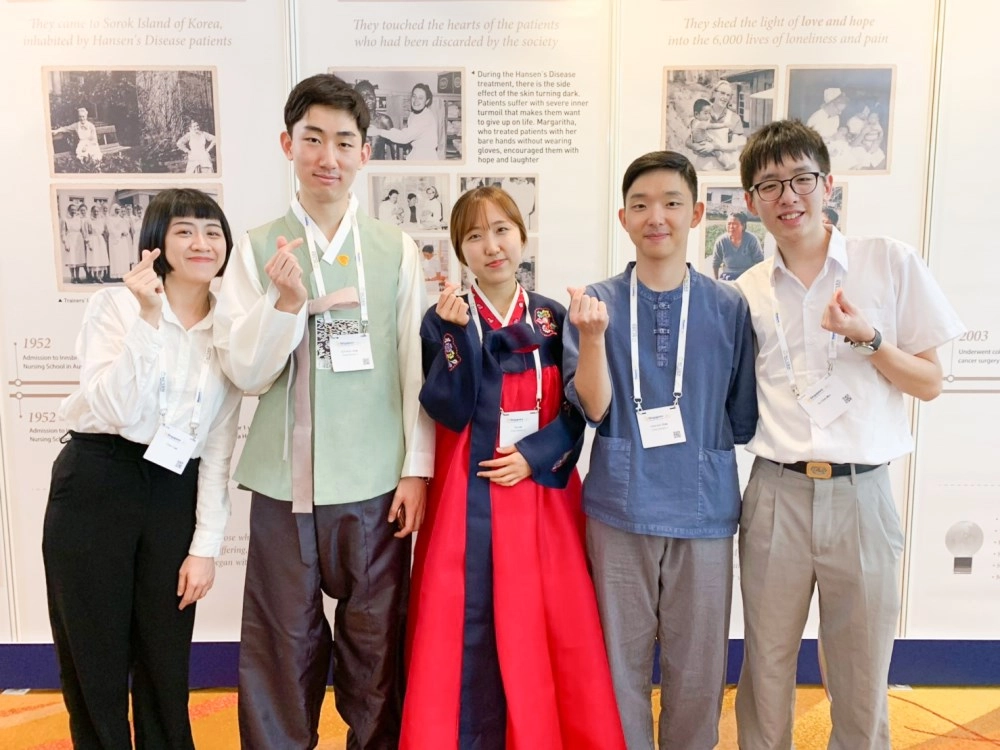 慈濟大學柯智閔（右一）與臺北醫學大學李宸儀（左一）獲選為臺灣護理學會參加2019 年國際護理大會(ICN) 的護生代表。圖為與韓國護生代表交流。