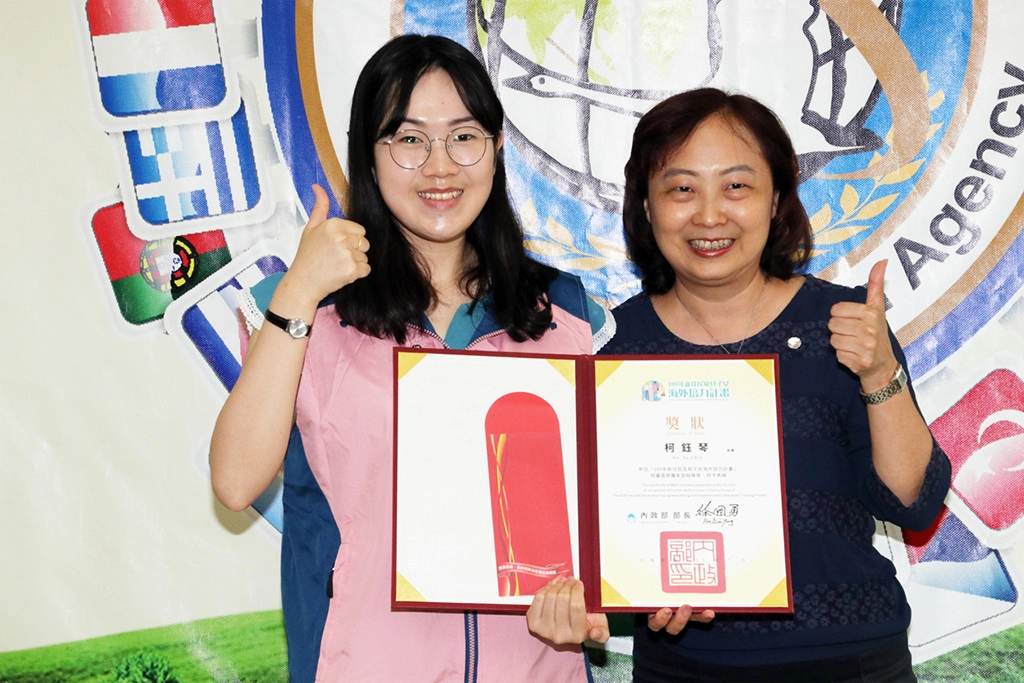 移民署臺北市服務站主任蘇慧雯(右)頒發獎狀及禮券予柯鈺琴(左)以資鼓勵。