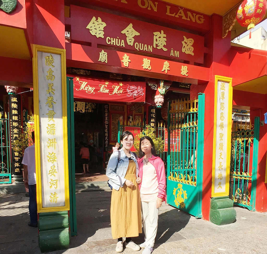 柯鈺琴(左1)拜訪越南華人會館及寺廟。