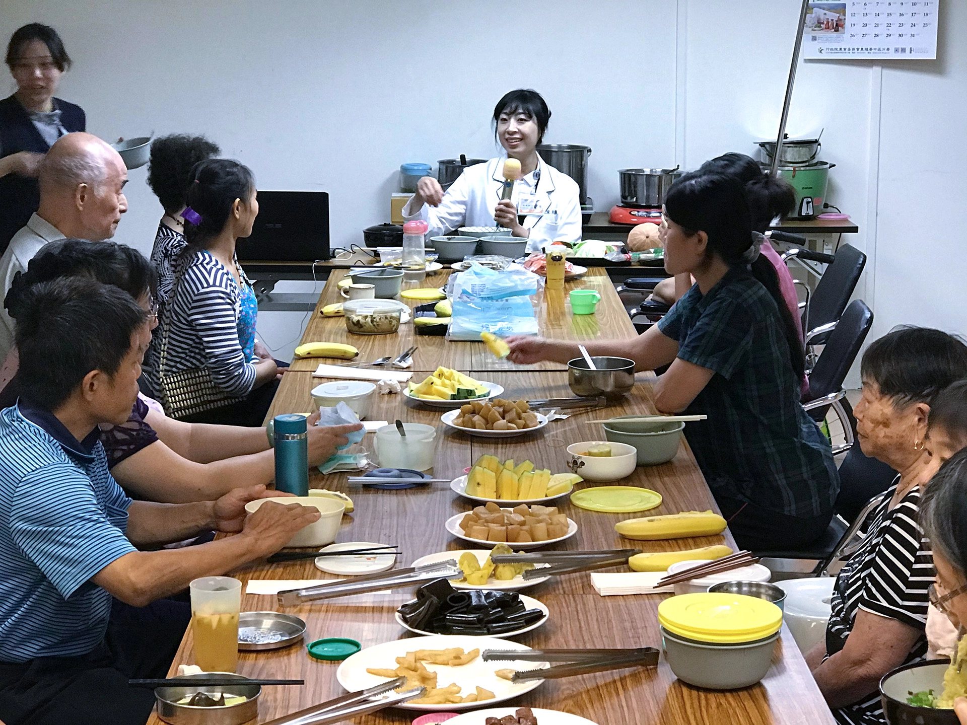 二十三日中午「誰來午餐」活動，邀請臺中慈濟護理之家營養師阮盈禎與家屬共進午餐聊聊「食」的問題如何處理。