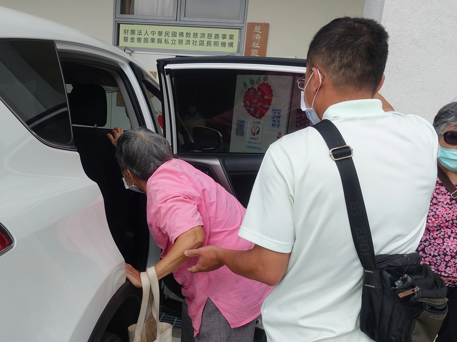 慈濟苗栗日照中心安排部分長者交通接送。