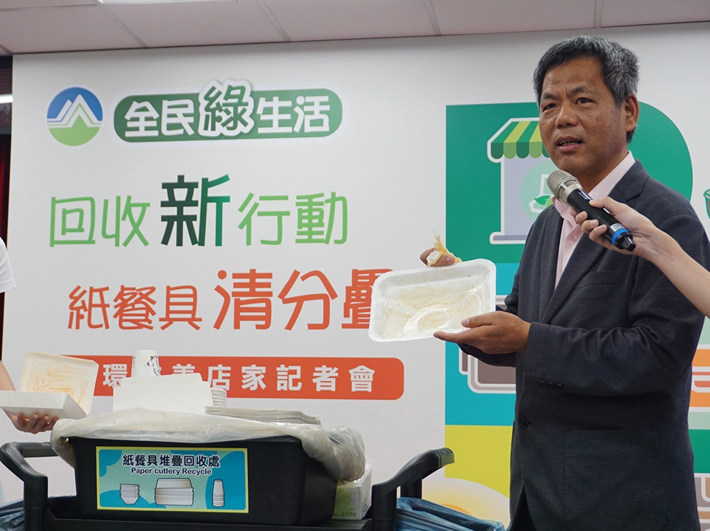 回收基管會執秘顏旭明示範紙餐盒「清、分、疊」三步驟。