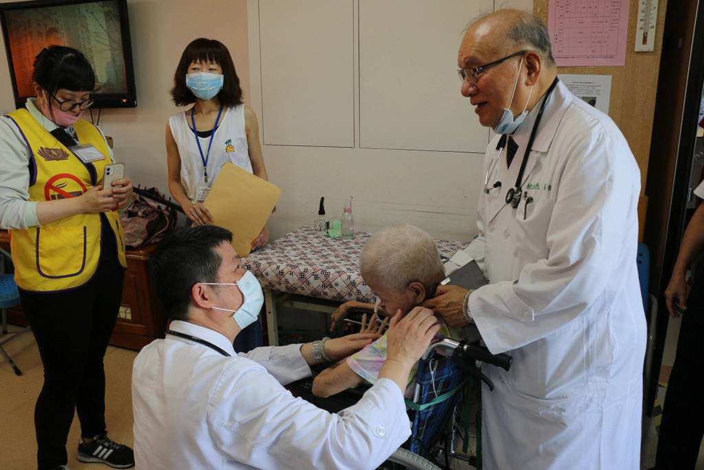 臺中慈濟醫院社區健康中心主任陳慶元(左)與人醫會紀邦杰醫師(右)共同關懷住民。