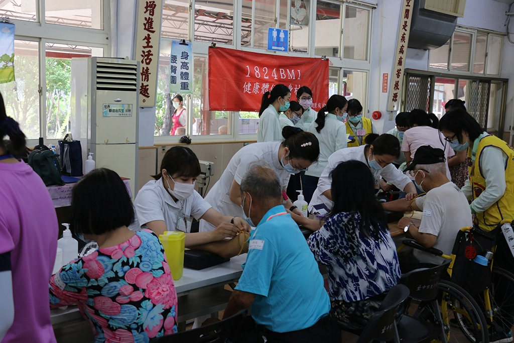 臺中慈濟醫院檢驗科同仁為住民抽血。