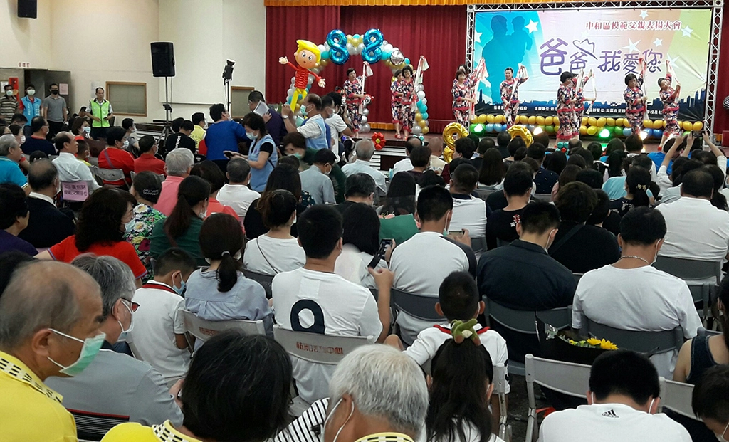 新北市中和區公所舉辦「109年模範父親表揚大會」，在38位表揚的典範人物當中，就有3位是資深的慈濟志工。
