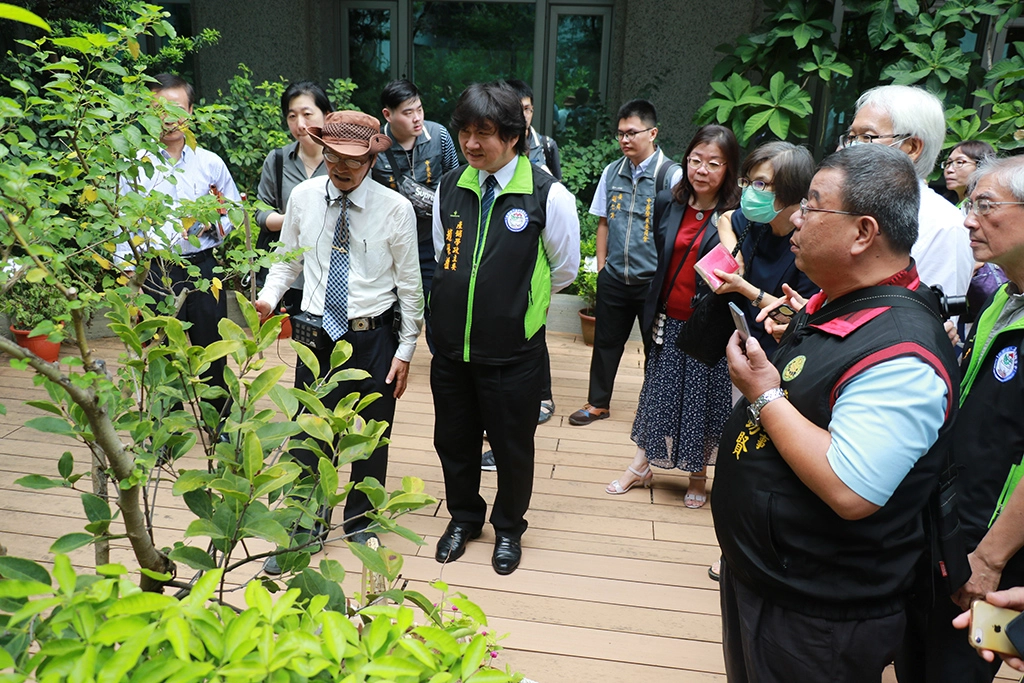 臺中市藥用植物研究會前理事長林進文(左三)解說本土藥用植物。