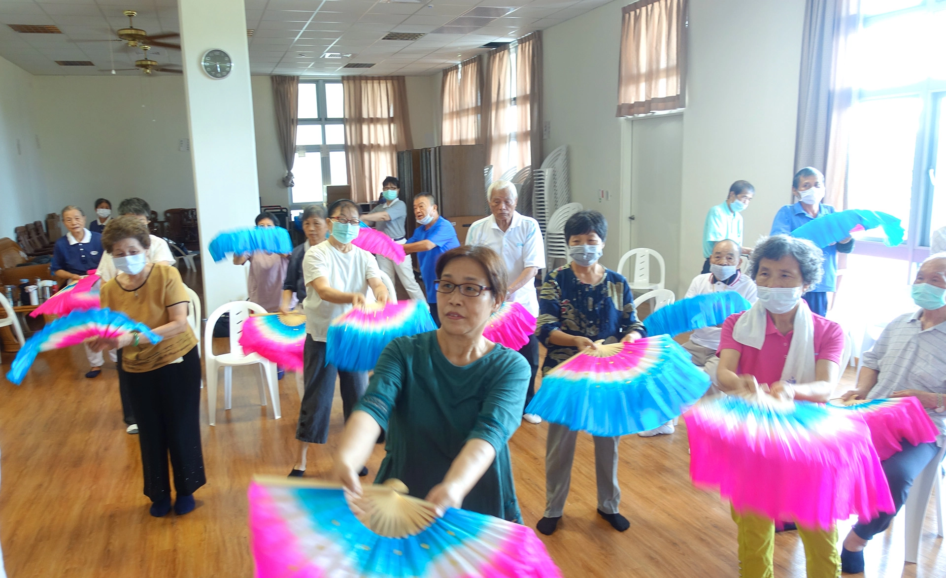 慈濟苗栗園區C級長照據點每週二次上課， 7月16日志工播放〈甜蜜蜜〉老歌，讓長者們跳著扇子舞。