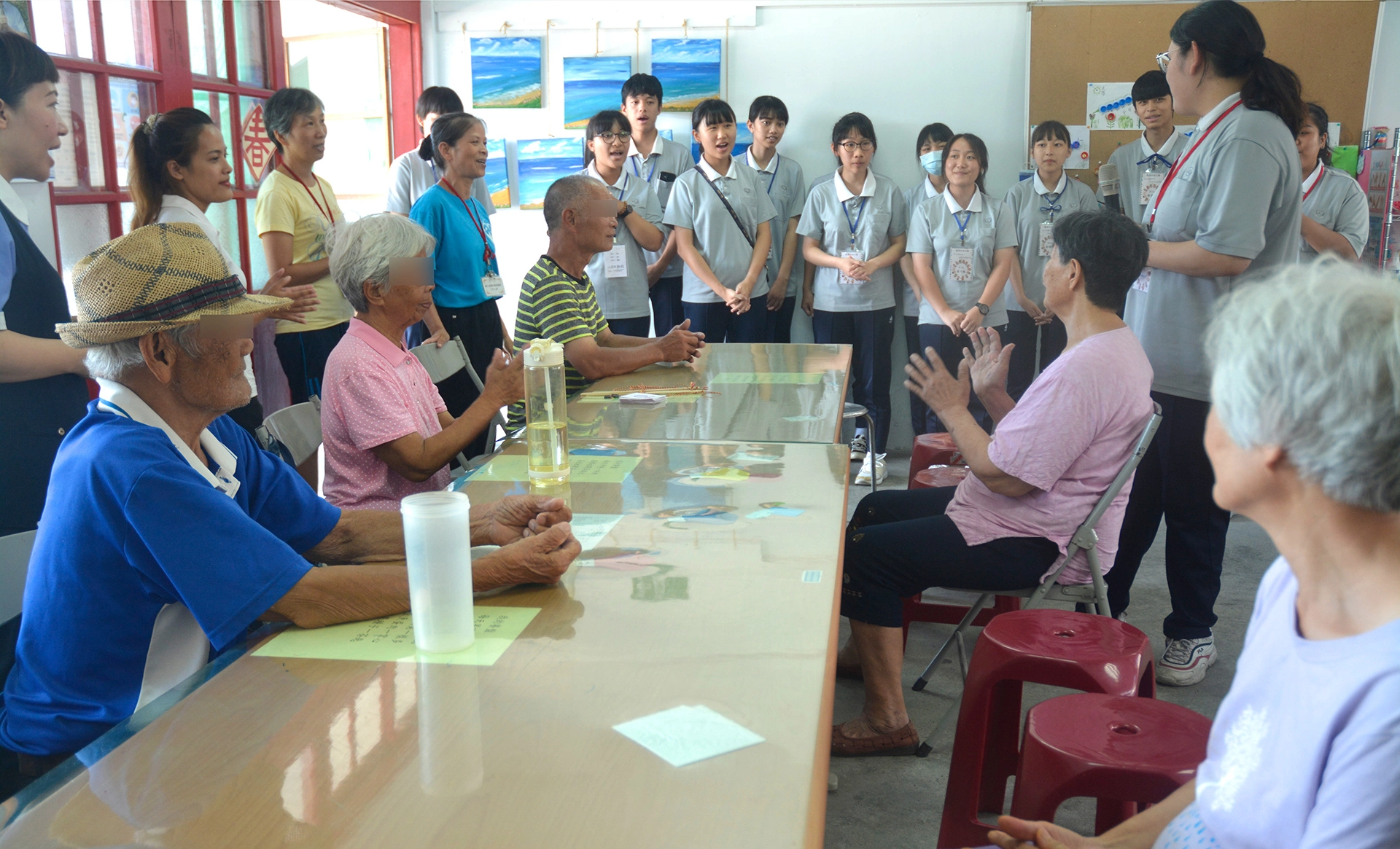 慈濟科技大學生走進社區，與當地居民互動。