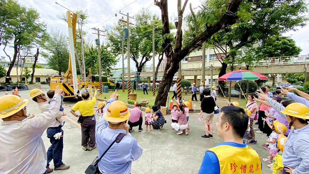 父親節即將到來，台電高雄區處今(30)日舉辦家庭親子日活動，近30位台電員眷實地體驗台電爸爸的工作情況，包括工作前進行台電獨有的工作安全指認呼喚、跟著老爸爬電桿及搭昇空車，現場歡笑聲不斷、氣氛溫馨。