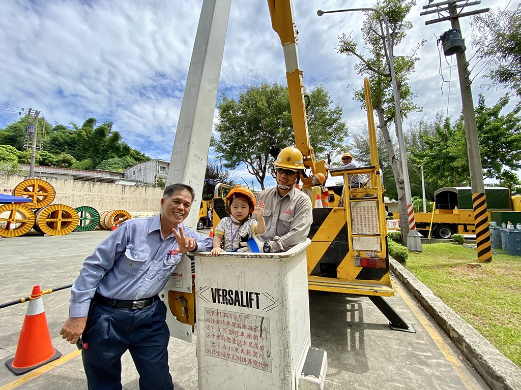 在台電服務40年，從台電爸爸升格為台電阿公的台電員工林玉松，今(30)日帶著家眷和3歲小孫女參加台電高雄區處舉辦的家庭親子日活動，讓小孫女在父親節前可以實地體驗阿公工作時的昇空車。