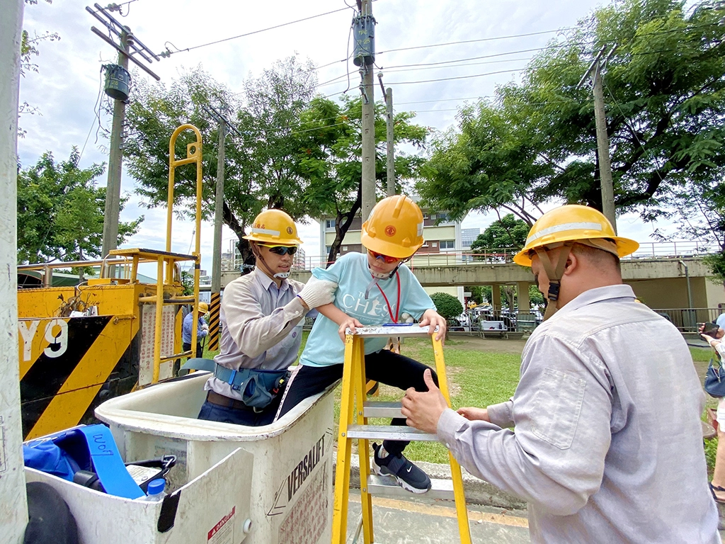 台電爸爸辛苦了！台電高雄區處舉辦家庭親子日活動，父親節前特別讓員工小孩們進到區處體驗爬電桿和搭昇空車等活動，許多孩子第一次和搭乘爸爸們工作時的昇空車，感到既開心又興奮。