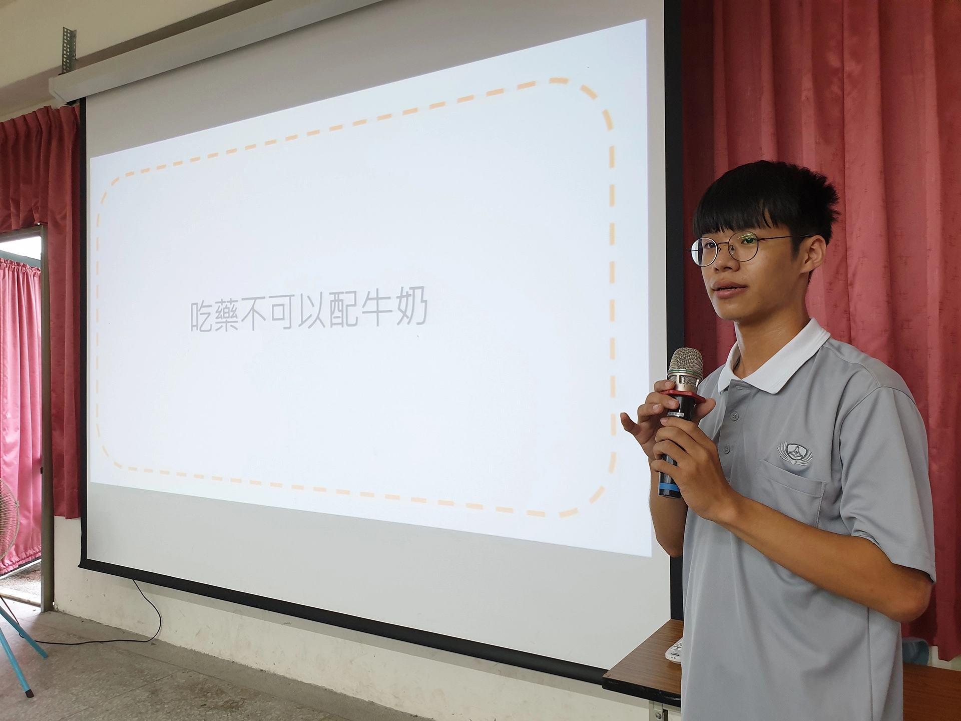 為了準備今天的課程，同學將平時上課所學整理成活潑的教材，護理系二年級曾俊諺同學表示，剛開始會擔心學生的反應，但是這裡的學生很活潑，讓他們信心大增，也藉由今天的服務，增進自己的衛教技巧。
