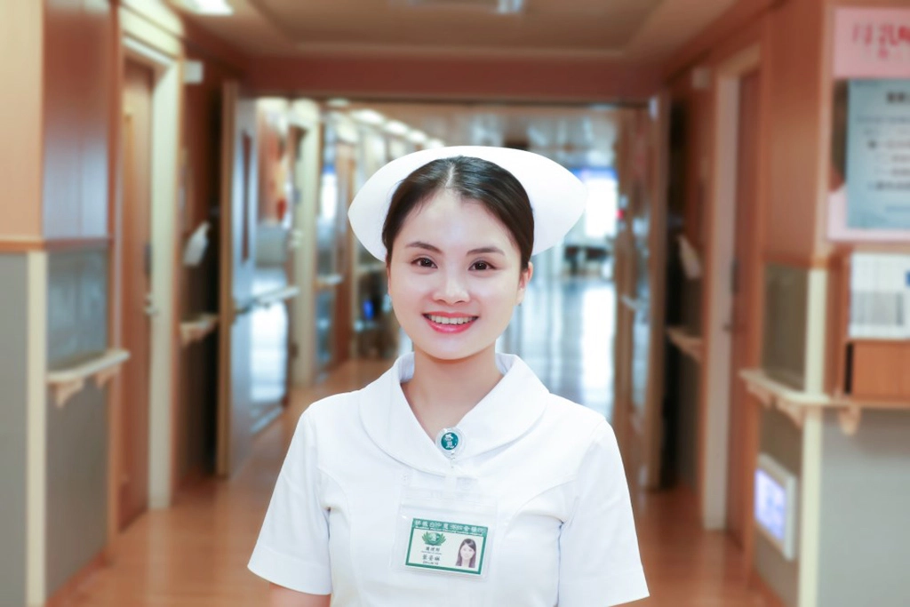 臺中慈濟醫院6B 婦產科病房護理師葉姿琳，在護理部的教學影片中，對著鏡頭大方示範「高警訊用藥」注意事項。