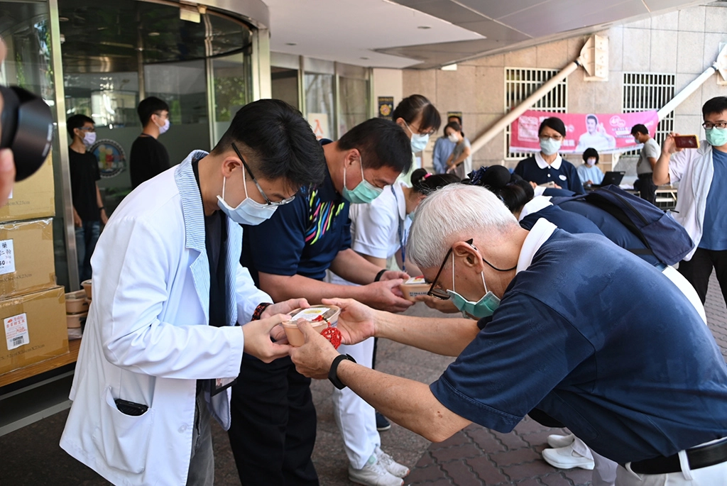 慈濟臺東志工將素食便當雙手奉上給醫護人員，感謝他們守護第一線。