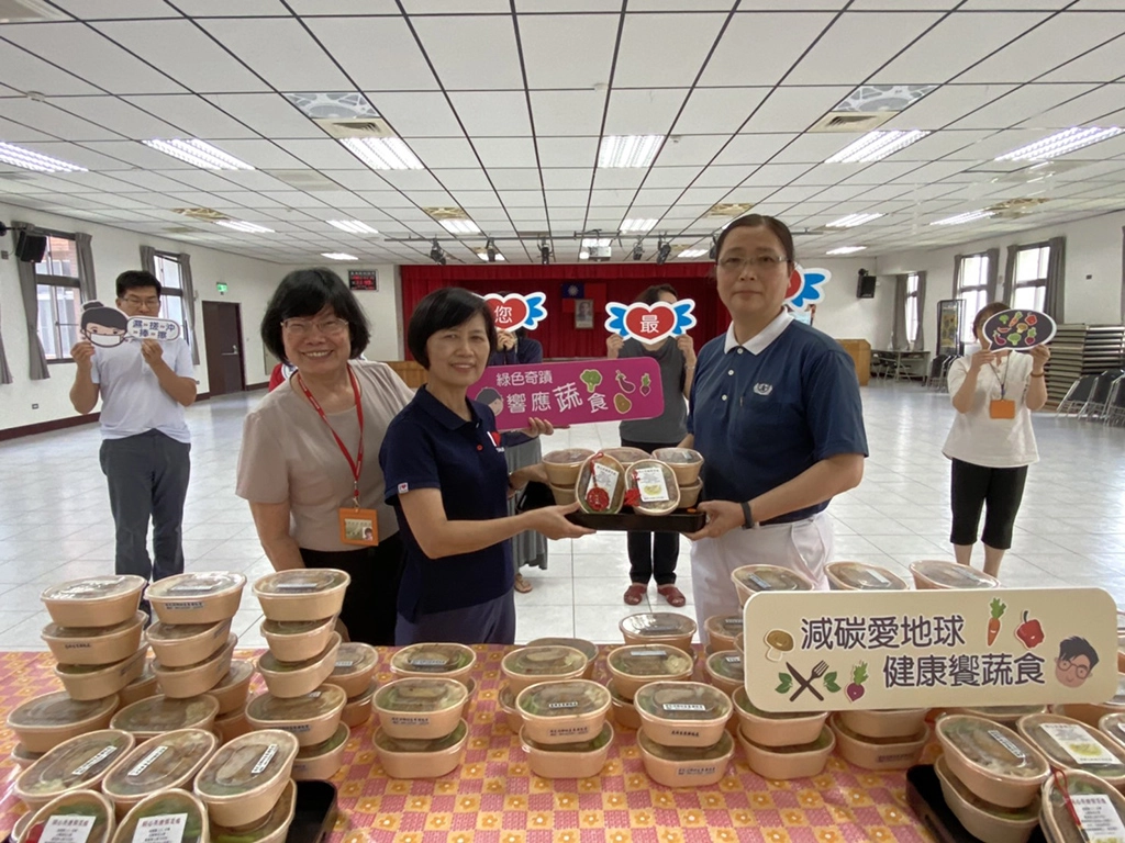 臺東稅務局長李素琴感謝慈濟這次提供素便當，其實多年前慈濟就有供齋過，當時不少同仁對慈濟的素便當念念不忘，重點是很多人也因此開始茹素，目前局內有約3成的人都蔬食。