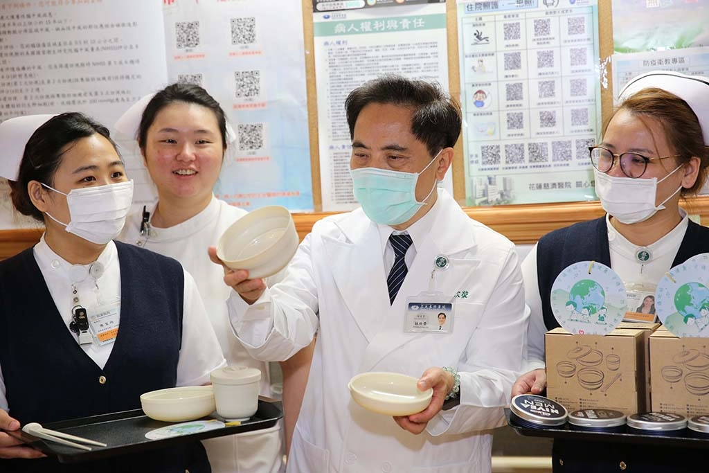 林欣榮院長至護理站代表致贈最新一代的環保折疊餐具－「淨斯唐風新食器」，率先響應「防疫新生活運動」。